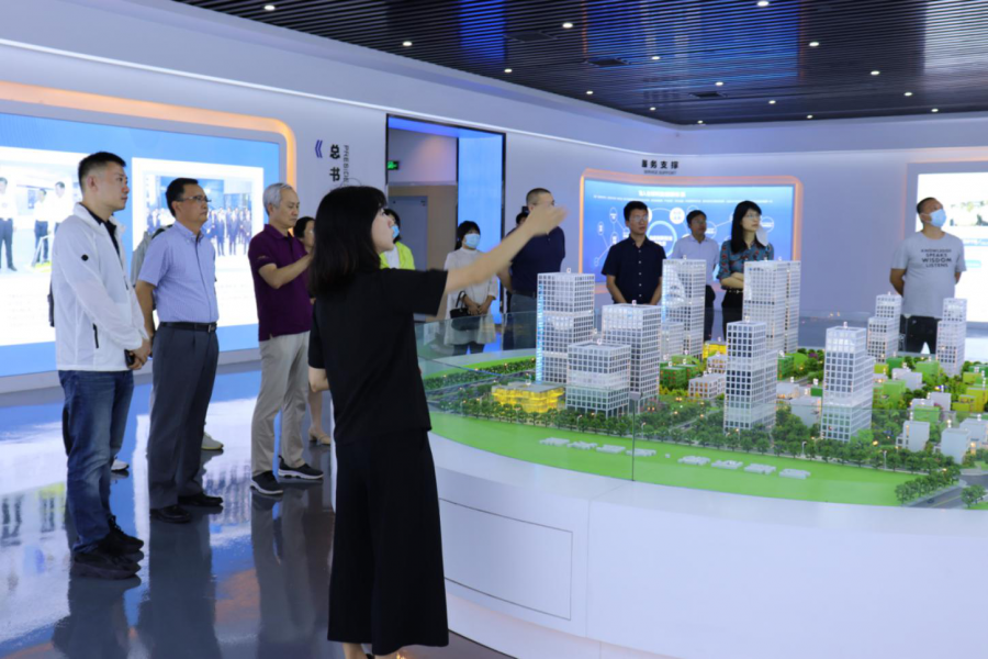 青岛中关村信息谷创新中心迎深圳市规划和自然资源局等单位领导参访