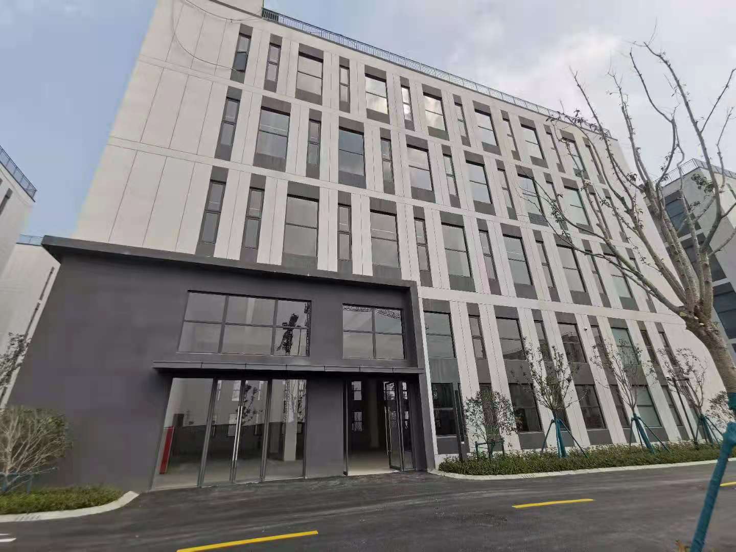 （出租） 张江药谷悦颂生命科学园旁2000平层高5.5生物医药研发中心