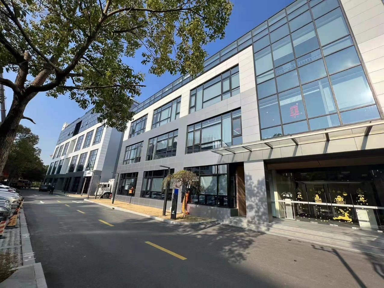 张江药谷，精装生物医药研发试验中心，一楼5米2千平，租金4元